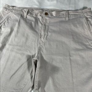 Lucky Brand mens stone khaki basic flat front 9" inseam chino shorts - size 42